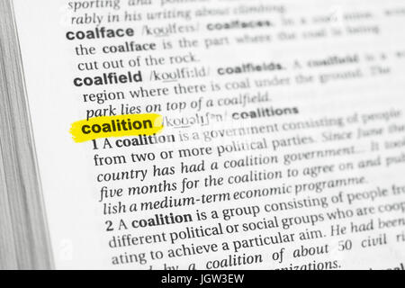 Souligné mot anglais "coalition" et sa définition dans le dictionnaire. Banque D'Images