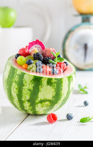 Salade de fruits en pastèque avec des fruits sur le tableau blanc Banque D'Images