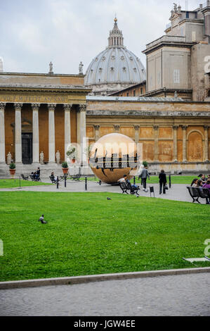 Cour intérieure en face du musée du Vatican avec le 'Sphere Dans Sphère (par Arnaldo Pomodoro)' dans le centre de sculpture Banque D'Images