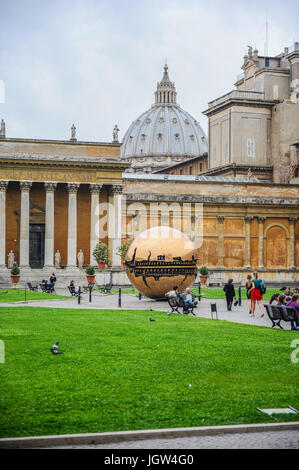 Cour intérieure en face du musée du Vatican avec le 'Sphere dans sphère (par Arnaldo Pomodoro)' dans le centre de sculpture Banque D'Images