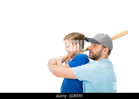 Vue latérale du père d'enseigner son fils comment jouer au baseball isolated on white Banque D'Images