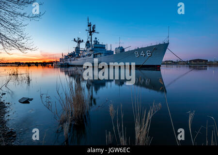 USS Edson, accosté à Bay City, Michigan, au lever du soleil. Un destroyer de classe Forrest Sherman, anciennement de l'US Navy est disponible pour des visites. Banque D'Images