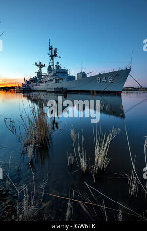 USS Edson, accosté à Bay City, Michigan, au lever du soleil. Un destroyer de classe Forrest Sherman, anciennement de l'US Navy est disponible pour des visites. Banque D'Images