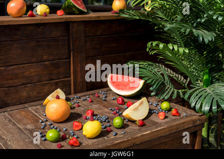 Les fruits et les baies sur la table en bois blanc, vue du dessus Banque D'Images