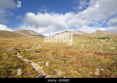 Trail vers le sommet du mont immense traverse la toundra alpine au-delà de la limite forestière Banque D'Images