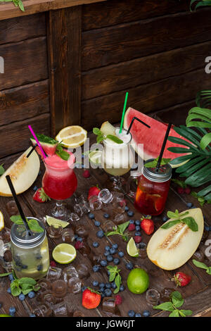 Cocktails de fruits frais en été Banque D'Images