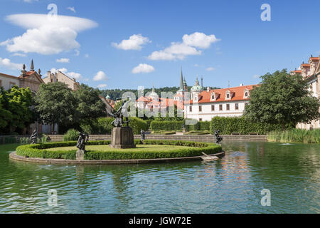 Piscine, statue et capacités à l'Waldstein (Wallenstein) jardin (Zahrada Valdstejnska) à la Mala Strana à Prague, en République tchèque. Banque D'Images