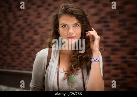 Portrait de la belle jeune femme avec des yeux bruns. Banque D'Images