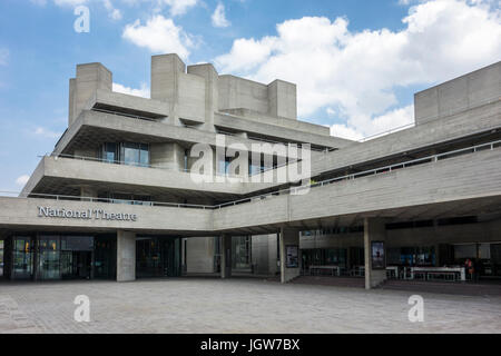 L'architecture brutaliste Londres : le Théâtre National Royal / bâtiment brutaliste brutalisme par Denys Lasdun. Southbank, Londres, UK Banque D'Images