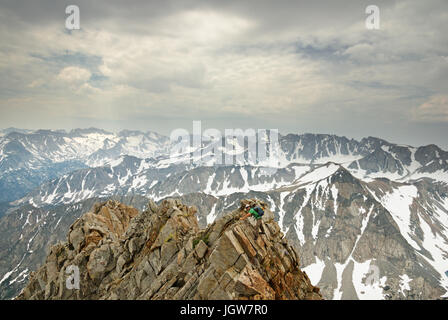 Un homme dans la distance à la ligne de la crête du mont Emerson dans les montagnes de la Sierra Nevada Banque D'Images