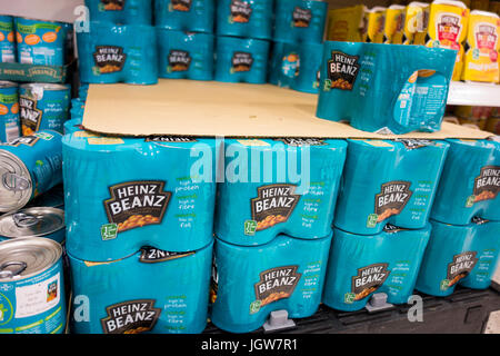 Multi pack boîtes de baked beans Heinz en vente sur une étagère de supermarché au Royaume-Uni Banque D'Images