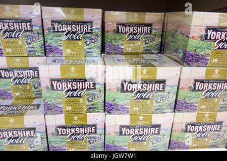 Paquets de thé Yorkshire Gold en vente sur une étagère de supermarché au Royaume-Uni Banque D'Images
