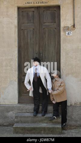 Marionnettes en pays de Monferrato, Piémont, Italie, Doctor with patient Banque D'Images