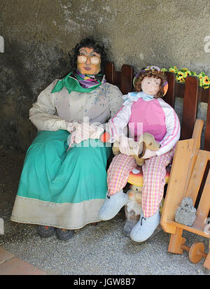 Marionnettes en pays de Monferrato, Piémont, Italie, la femme à fils Banque D'Images