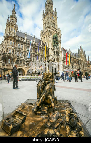 MUNICH, ALLEMAGNE - le 9 mai 2017 : un artiste de rue déguisés en une sculpture fontaine avec des personnes dans le contexte de visites Nouvelle Mairie de Muni Banque D'Images