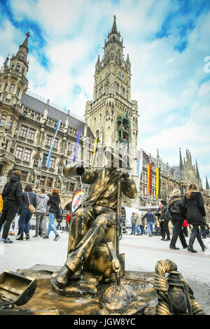 MUNICH, ALLEMAGNE - le 9 mai 2017 : un artiste de rue déguisés en une sculpture fontaine avec des personnes dans le contexte de visites Nouvelle Mairie de Muni Banque D'Images