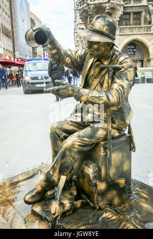 MUNICH, ALLEMAGNE - le 9 mai 2017 : un artiste de rue déguisés en une sculpture fontaine avec des personnes dans le contexte de visites Marienplatz à Munich Banque D'Images