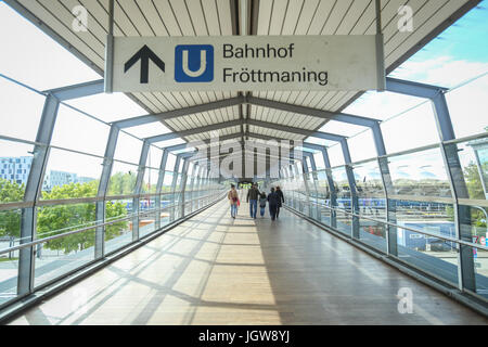 MUNCHEN, ALLEMAGNE - le 9 mai 2017 : les gens dans le tunnel de verre menant à l'Frottmaning gare sur la ligne de métro U6 à Munich, Allemagne. Environ 3 Banque D'Images