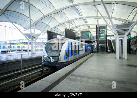 MUNCHEN, ALLEMAGNE - le 9 mai 2017 : un train arrivant en Frottmaning gare sur la ligne de métro U6 à Munich, Allemagne. Environ 350 millions d'passeng Banque D'Images