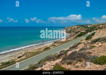 Route côtière près de Afrodite rock, Chypre Banque D'Images