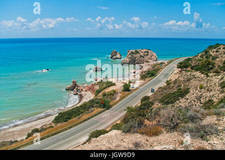 Avis de Petra tou Romiou ou rocher d'Aphrodite en mer Méditerranée et de la route de la colline, Paphos, Chypre Banque D'Images