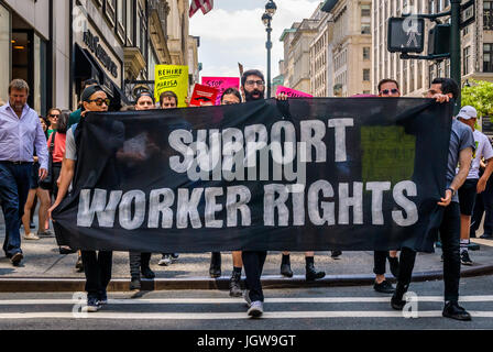 Manhattan, USA. 10 Jun, 2017. Mars au siège de la CUNY sur la 42e rue - une deuxième manifestation en soutien de Marisa Holmes en dehors de la CUNY Graduate Center de Manhattan, s'est tenue le 10 juillet 2017. Dans la matinée du lundi, Juin 26th, Marisa Holmes - CUNY TV Le 10 juillet 2017 ; un deuxième rassemblement a eu lieu à l'appui de Marisa Holmes en dehors de la CUNY Graduate Center de Manhattan, exigeant demandant qu'elle être réembauchés et que CUNY respecte le droit de s'organiser. Credit : PACIFIC PRESS/Alamy Live News Banque D'Images