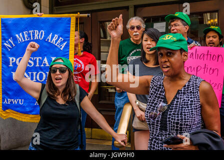 Manhattan, USA. 10 Jun, 2017. DC37 Union européenne est solidaire de Mme Holmes - une deuxième manifestation en soutien de Marisa Holmes en dehors de la CUNY Graduate Center de Manhattan, s'est tenue le 10 juillet 2017. Dans la matinée du lundi, Juin 26th, Marisa Holmes - CUNY TV Le 10 juillet 2017 ; un deuxième rassemblement a eu lieu à l'appui de Marisa Holmes en dehors de la CUNY Graduate Center de Manhattan, exigeant demandant qu'elle être réembauchés et que CUNY respecte le droit de s'organiser. Credit : PACIFIC PRESS/Alamy Live News Banque D'Images