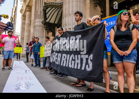 Manhattan, USA. 10 Jun, 2017. Une deuxième manifestation en soutien de Marisa Holmes en dehors de la CUNY Graduate Center de Manhattan, s'est tenue le 10 juillet 2017. Dans la matinée du lundi, Juin 26th, Marisa Holmes - CUNY TV Le 10 juillet 2017 ; un deuxième rassemblement a eu lieu à l'appui de Marisa Holmes en dehors de la CUNY Graduate Center de Manhattan, exigeant demandant qu'elle être réembauchés et que CUNY respecte le droit de s'organiser. Credit : PACIFIC PRESS/Alamy Live News Banque D'Images