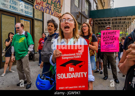 Manhattan, USA. 10 Jun, 2017. Pinny Lewis de CFP CUNY - une deuxième manifestation en soutien de Marisa Holmes en dehors de la CUNY Graduate Center de Manhattan, s'est tenue le 10 juillet 2017. Dans la matinée du lundi, Juin 26th, Marisa Holmes - CUNY TV Le 10 juillet 2017 ; un deuxième rassemblement a eu lieu à l'appui de Marisa Holmes en dehors de la CUNY Graduate Center de Manhattan, exigeant demandant qu'elle être réembauchés et que CUNY respecte le droit de s'organiser. Credit : PACIFIC PRESS/Alamy Live News Banque D'Images