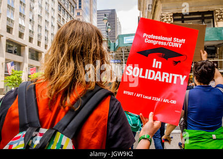 Manhattan, USA. 10 Jun, 2017. Mars au siège de la CUNY sur la 42e rue - une deuxième manifestation en soutien de Marisa Holmes en dehors de la CUNY Graduate Center de Manhattan, s'est tenue le 10 juillet 2017. Dans la matinée du lundi, Juin 26th, Marisa Holmes - CUNY TV Le 10 juillet 2017 ; un deuxième rassemblement a eu lieu à l'appui de Marisa Holmes en dehors de la CUNY Graduate Center de Manhattan, exigeant demandant qu'elle être réembauchés et que CUNY respecte le droit de s'organiser. Credit : PACIFIC PRESS/Alamy Live News Banque D'Images