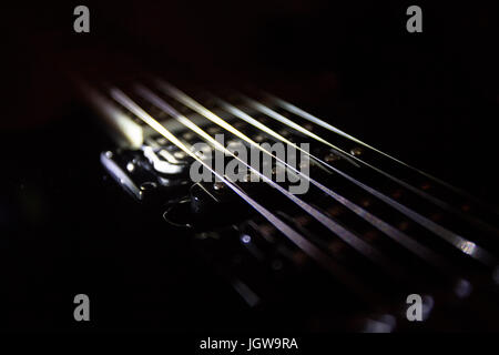 Cordes de guitare, faible profondeur de champ. Banque D'Images