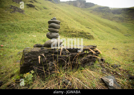 Pile de cailloux dans un champ d'herbe Banque D'Images