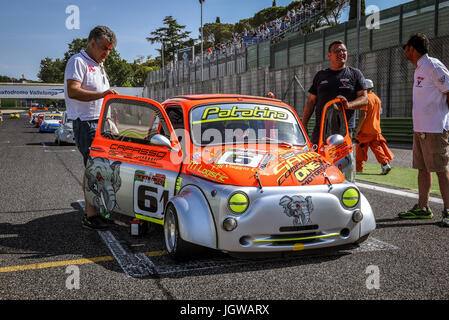 Bicilindriche italien tasse, rouge et argent Fiat 500 Voiture de course sur la grille de départ avec le mécanicien Banque D'Images