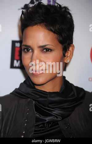 Halle Berry assiste à 'une soirée de sensibilisation" au profit de la Jenesse Center et le Trevor Project organisé par Halle Berry à la Crosby Street Hotel à New York City. Le 16 novembre 2009.. Crédit : Dennis Van Tine/MediaPunch Banque D'Images