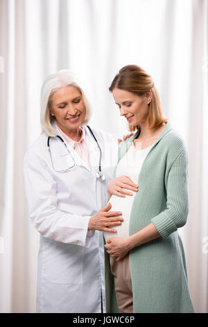 Doctor examining young pregnant woman au cours de consultation médicale Banque D'Images