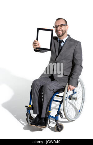 Les jeunes handicapés en fauteuil roulant d'affaires with digital tablet Banque D'Images