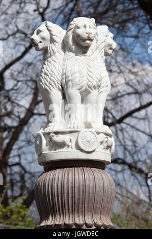 Copie de la Lion capital du pilier d'Ashoka de Sarnath, érigé en face de la maison de l'Inde au Zoo de Budapest à Budapest, Hongrie. Banque D'Images