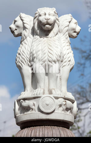 Copie de la Lion capital du pilier d'Ashoka de Sarnath, érigé en face de la maison de l'Inde au Zoo de Budapest à Budapest, Hongrie. Banque D'Images