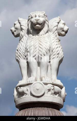 Copie de la Lion capital du pilier d'Ashoka de Sarnath, érigé en face de la maison de l'Inde au Zoo de Budapest à Budapest, Hongrie. Banque D'Images