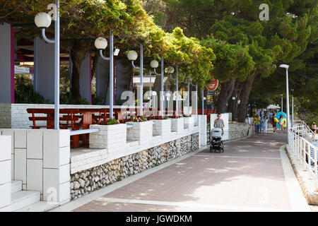 RIVIERA de Makarska, Croatie - 20 juin,2017 : Piscine en plein air bar avec bière locale situé sur la plage de Dalmatie.Tradiitonal brasserie bière Croate Banque D'Images