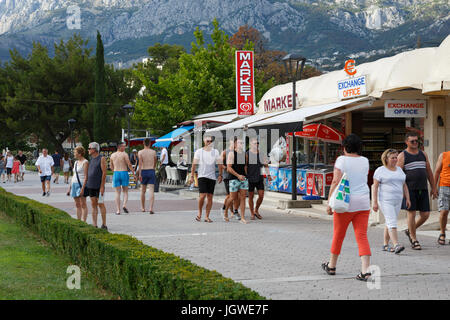 RIVIERA de Makarska, Croatie - 20 juin,2017 : les touristes internationaux à pied les rues dans le centre de Makarska city.station européenne exotique est bon pour somme Banque D'Images