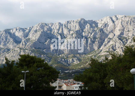 RIVIERA de Makarska, Croatie - 20 juin,2017 : Parc National de Biokovo.rocheuses sous le ciel nuageux ciel bleu.profiter de la nature pendant les vacances d'été travel Banque D'Images