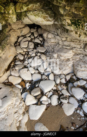 Grotte dans les falaises de craie à Selwicks bay, North Yorkshire, Angleterre. Banque D'Images