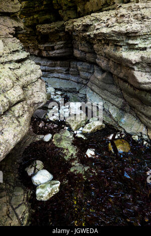 Grotte dans les falaises de craie à Selwicks bay, North Yorkshire, Angleterre. Banque D'Images