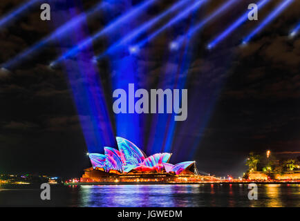 Sydney, Australie - 14 juin 2017 : la lumière brillante de l'image peinte sur les côtés du bâtiment du théâtre de l'Opéra de Sydney sous le ciel de nuit au cours des Sy Banque D'Images