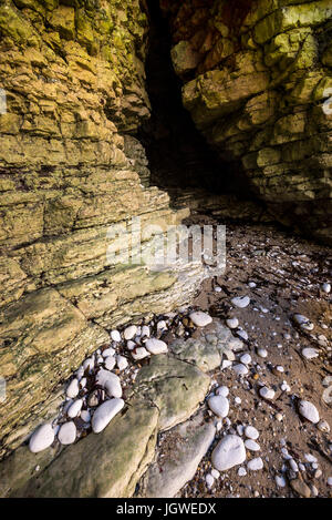 Grotte dans les falaises de craie à Selwicks bay, North Yorkshire, Angleterre. Banque D'Images