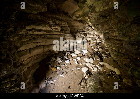 Grotte dans les falaises de craie à Selwicks bay, North Yorkshire, Angleterre. Banque D'Images