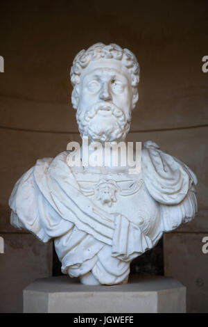 Buste de saint empereur romain Charles V par le sculpteur espagnol Vermondo resta dans le Jardin de las Flores (Jardin de fleurs) dans l'Alcázar de Séville à Séville, Andalousie, espagne. Banque D'Images