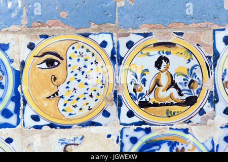 La demi-lune dépeint dans l'étain-espagnol carreaux peints émaillés appelé azulejos du 16ème siècle dans le Jardin de las Flores (Jardin de fleurs) dans l'Alcázar de Séville à Séville, Andalousie, espagne. Banque D'Images