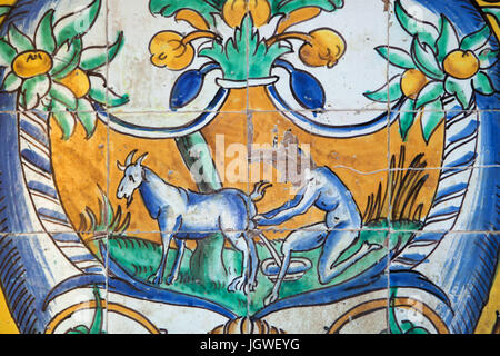 La traite l'homme chèvre décrite dans le carrelage peint polychrome Renaissance par Cristóbal de Augusta (1577) dans la Sala de las Fiestas (Celebration) dans le Palacio de Carlos V (Palais de Charles V) dans l'Alcázar de Séville à Séville, Andalousie, espagne. Banque D'Images